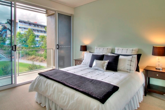 Spacious, Modern Apartment Overlooking Park Land Picture 3