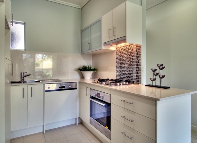 Spacious, Modern Apartment Overlooking Park Land Picture 2