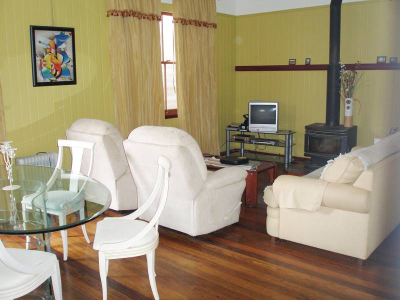 SHARED ACCOMODATION FULLY FURNISHED - ONE AVAILABLE Picture 3