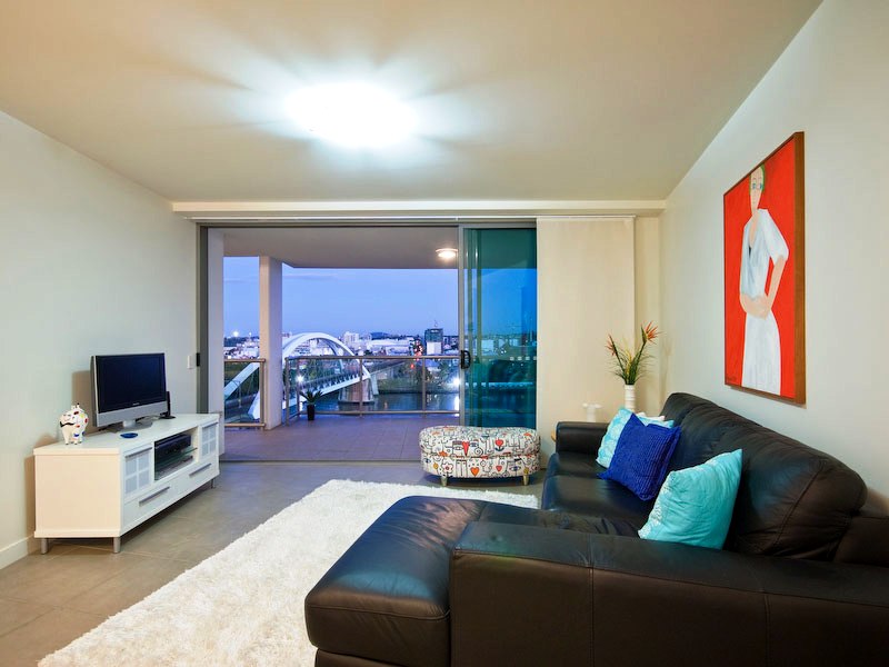 City & River View Stunner only 900m from Queen Street! Picture 3