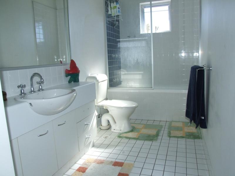 Generous 1 Bedroom Apartment in Vibrant Location Picture 3