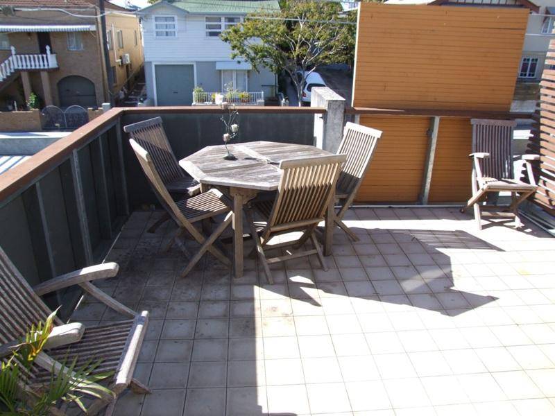 Generous 1 Bedroom Apartment in Vibrant Location Picture 1