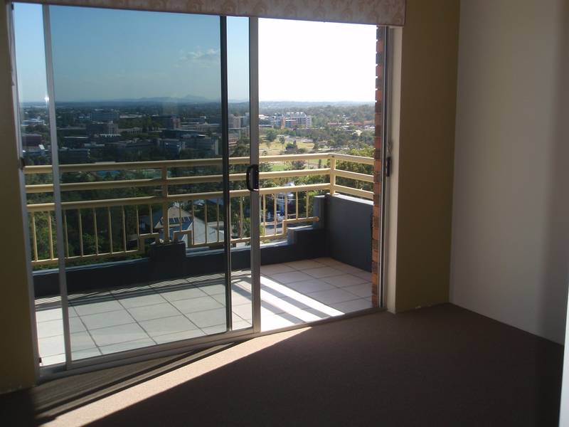 TOP LEVEL RENOVATED APARTMENT WITH ALMOST 360 DEGREES VIEWS overlooking THE CITY, RIVER, MOUNTAINS!!! Picture 2