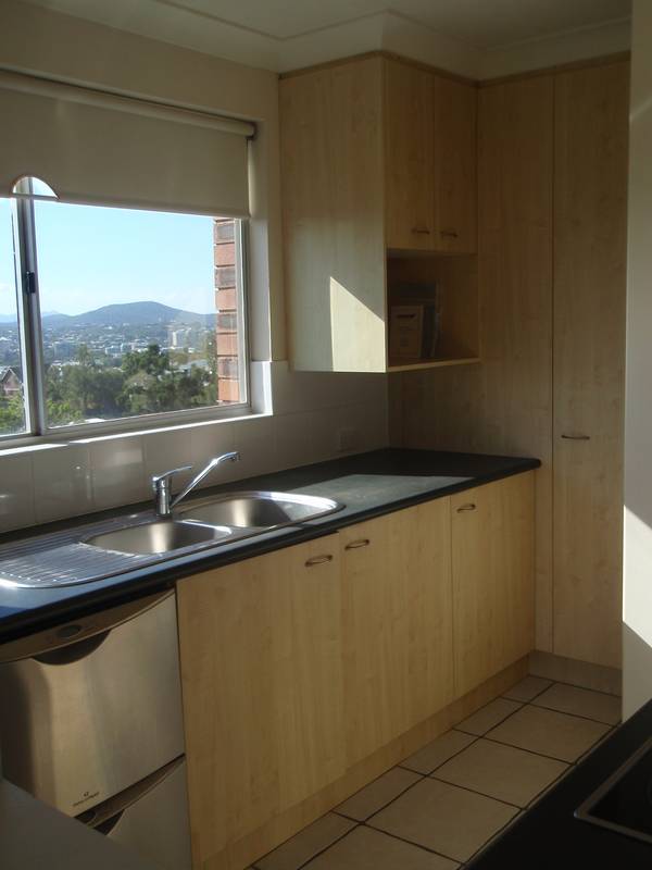 TOP LEVEL RENOVATED APARTMENT WITH ALMOST 360 DEGREES VIEWS overlooking THE CITY, RIVER, MOUNTAINS!!! Picture 1