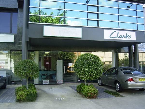 First floor office 120m2 great exposure in busy street Picture 1