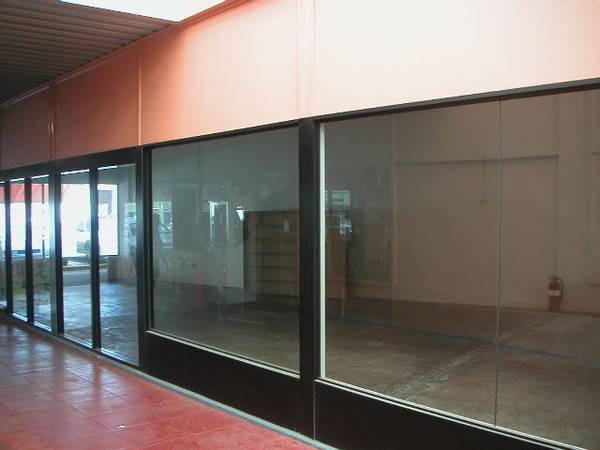 Retail Opportunity in a Busy Centre Picture 1