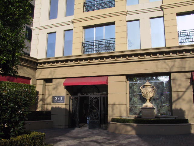 605/370 St Kilda Road Picture 1