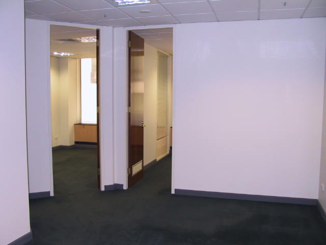 Well Presented 3 Room & Open Plan Office. Picture 2