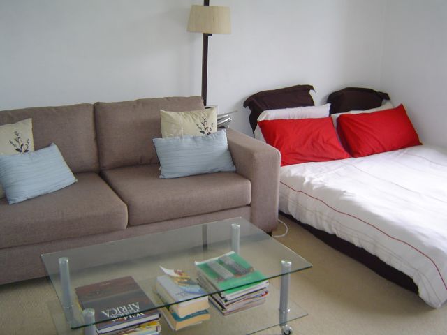 ATTRACTIVE FULLY FURNISHED STUDIO APARTMENT Picture 3