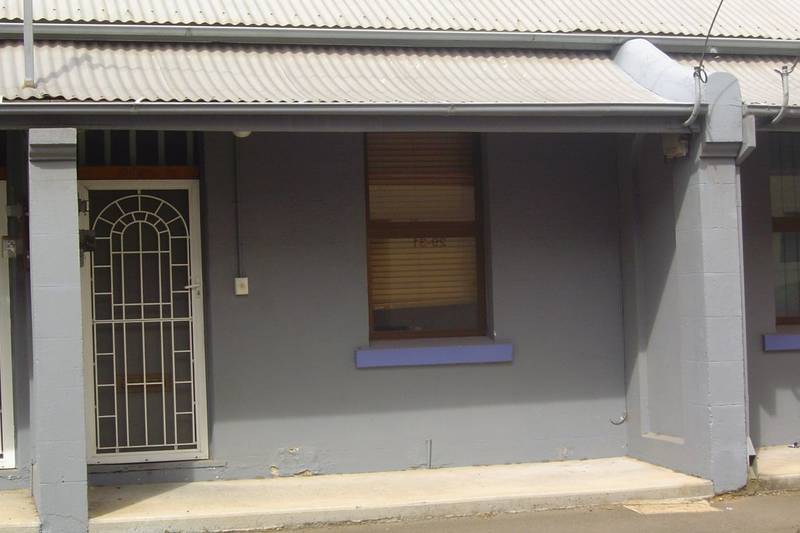 WELL PROPORTIONED TERRACE Picture 1