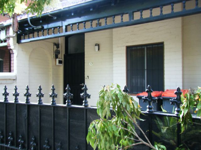 MOMENTS WALK TO EVERYTHING | VIEW THIS SATURDAY 23/01/10 BETWEEN 1:35-1:50 PM Picture 1