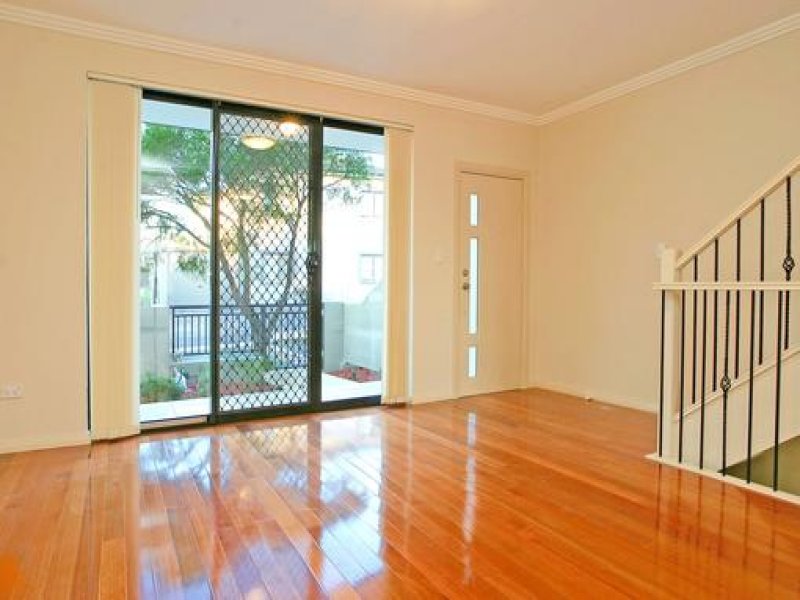 SUBSTANTIAL TRI-LAVEL TOWNHOUSE Picture 3