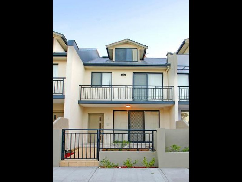 SUBSTANTIAL TRI-LAVEL TOWNHOUSE Picture 2