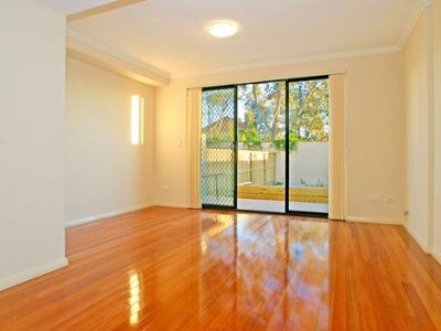 SUBSTANTIAL TRI-LAVEL TOWNHOUSE Picture