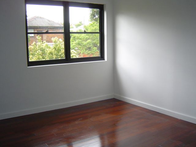 FULLY FURNISHED ROOMS, JUST MOVE IN Picture 1