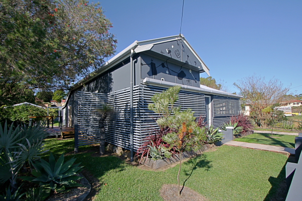 Central home, walk to beach and shops. Picture 1