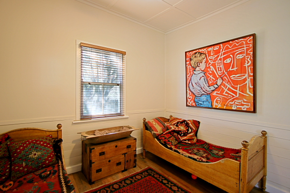 Central home, walk to beach and shops. Picture 3