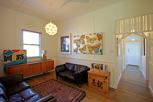 Central home, walk to beach and shops. Picture 2