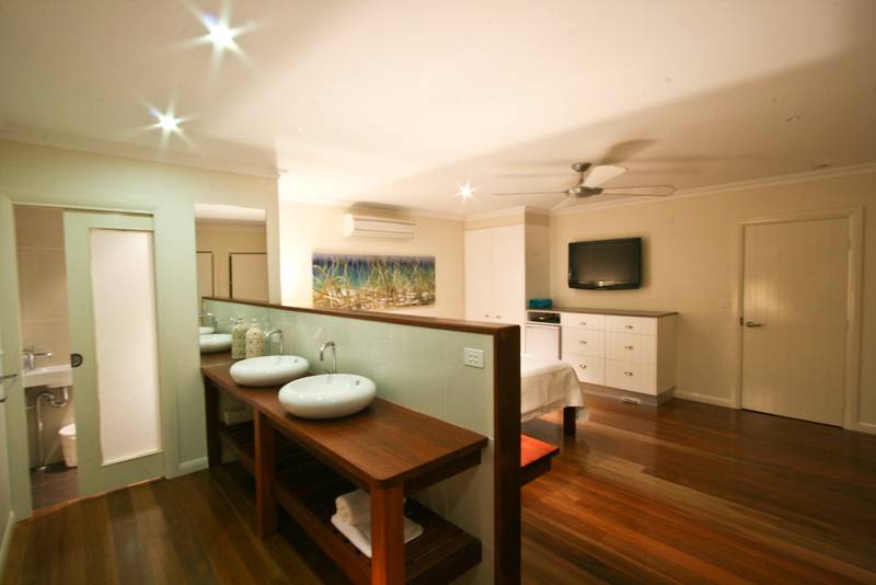 Luxurious executive style home at the entrance to Byron Bay's CBD. Picture 3