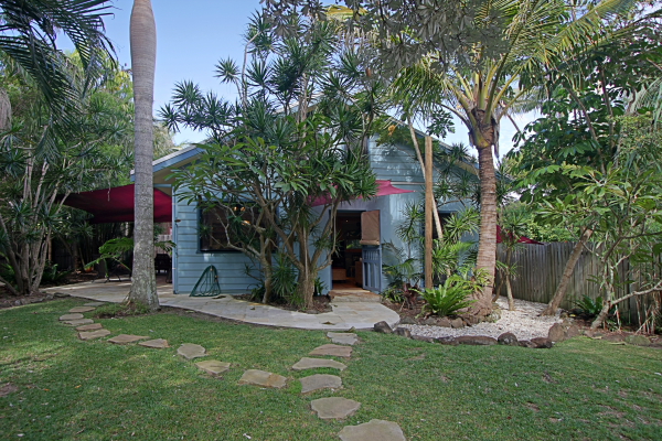 Less than 50 metres to the beach and local cafe Picture 1