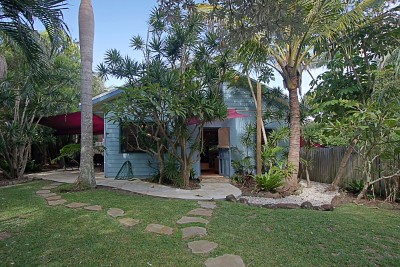 Less than 50 metres to the beach and local cafe Picture