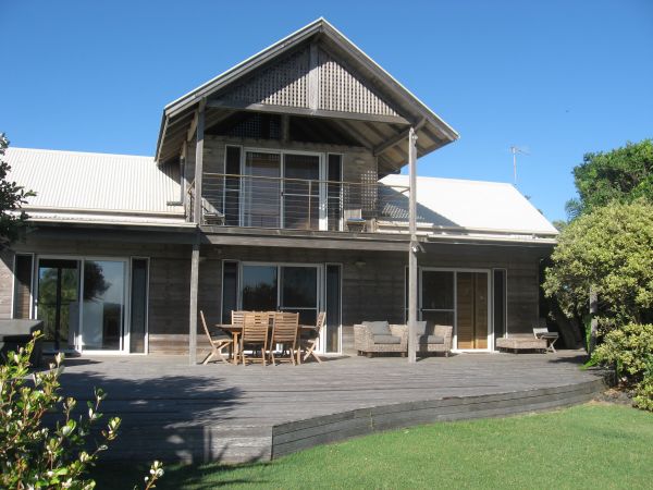 Absolute beachfront, great for a family escape or romantic getaway. Picture 1