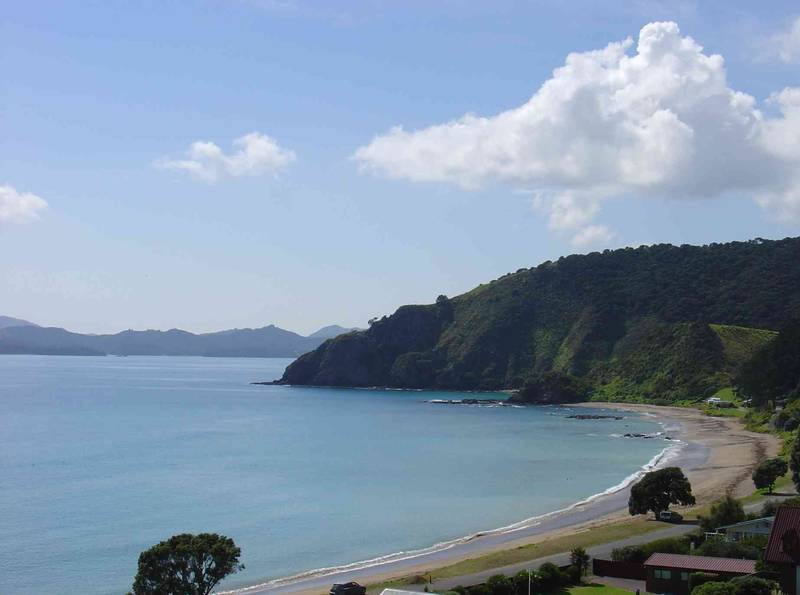 LIVING AT THE BEACH Picture 1