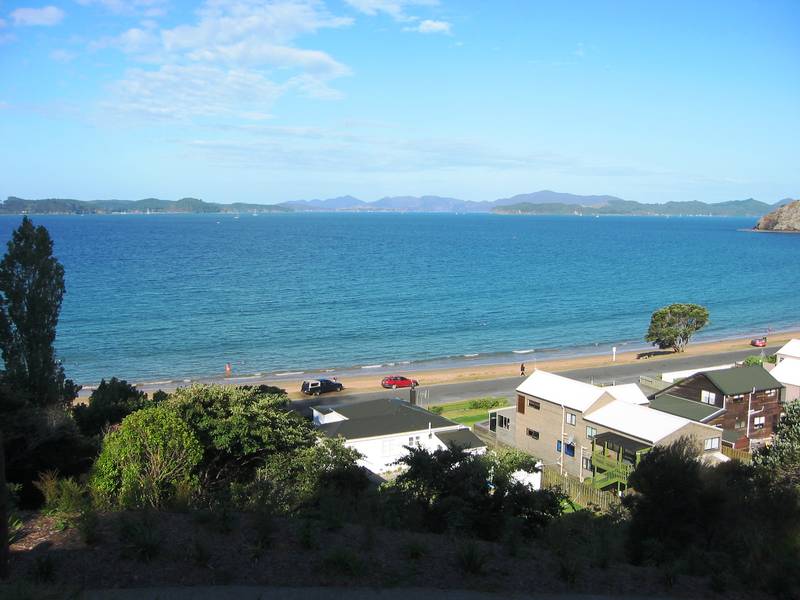 LIVING AT THE BEACH Picture 2