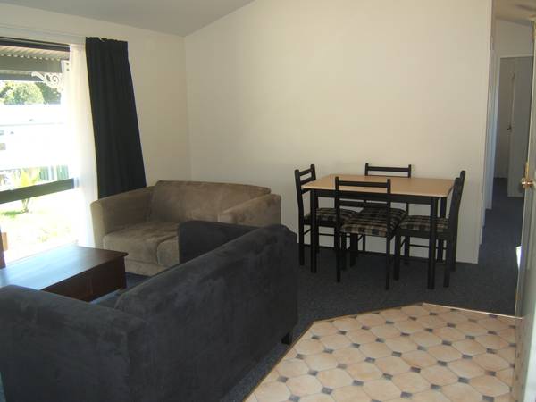 HOME IN RUSSELL AT ENTRY LEVEL PLUS ESTABLISHED INCOME. Picture 3