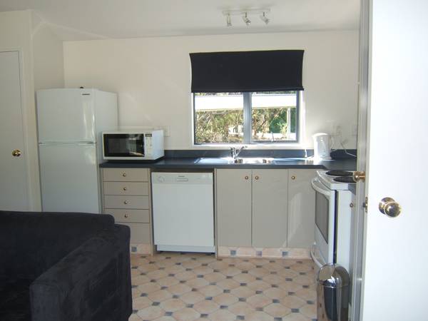 HOME IN RUSSELL AT ENTRY LEVEL PLUS ESTABLISHED INCOME. Picture 2