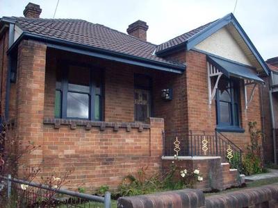 LITHGOW ON SHOW Picture LITHGOW ON SHOW Picture