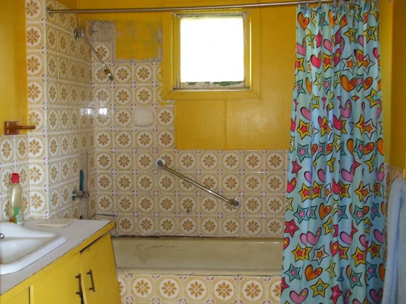 DEFINITELY A RENOVATORS DREAM! Picture 2