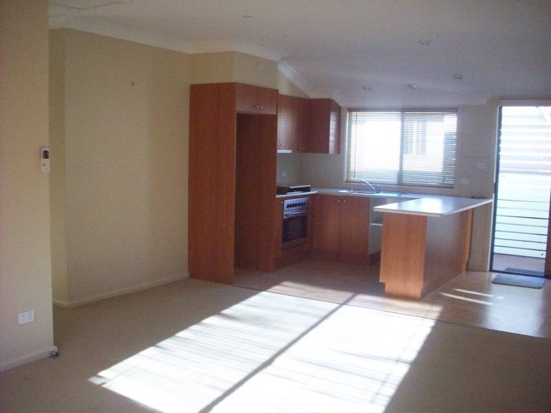 GREAT LOCATION- IMMACULATE CONDITION Picture 3