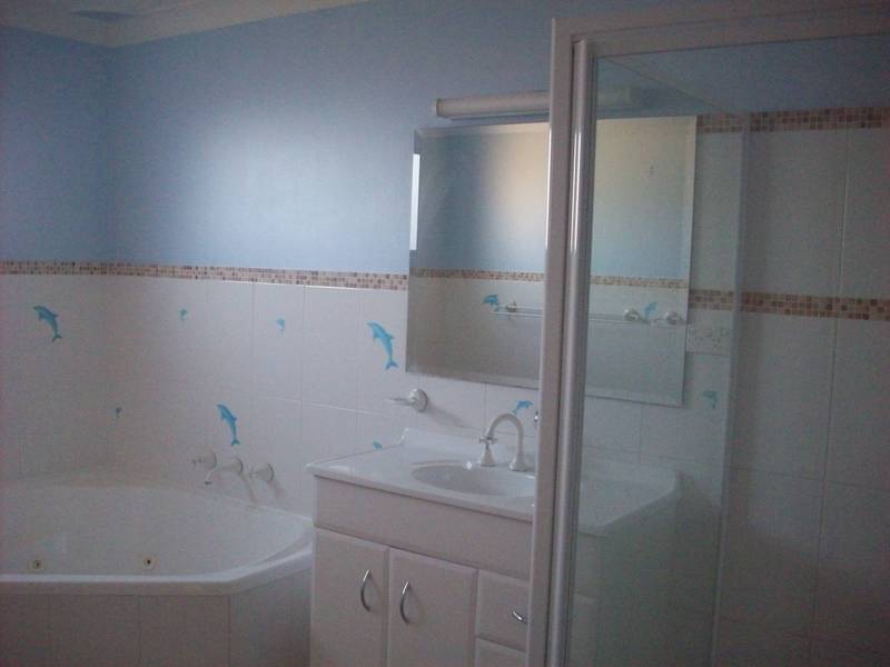 GREAT LOCATION- IMMACULATE CONDITION Picture 2