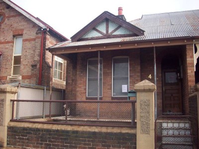 COMFORTABLE SEMI Picture