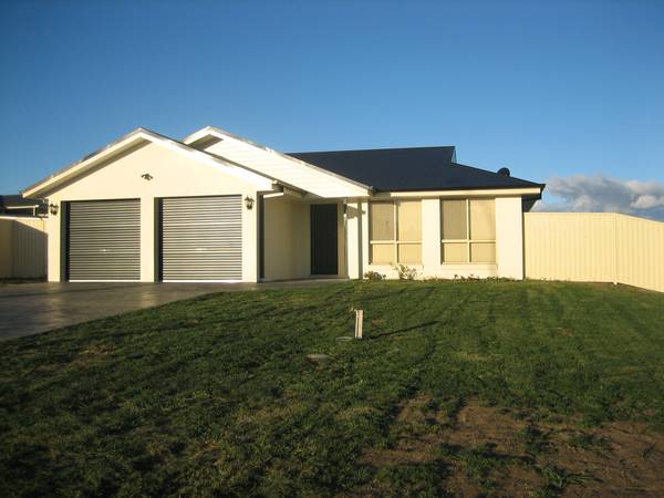 EUROPEAN STYLE + CLASS - RELUCTANT SALE Picture 1