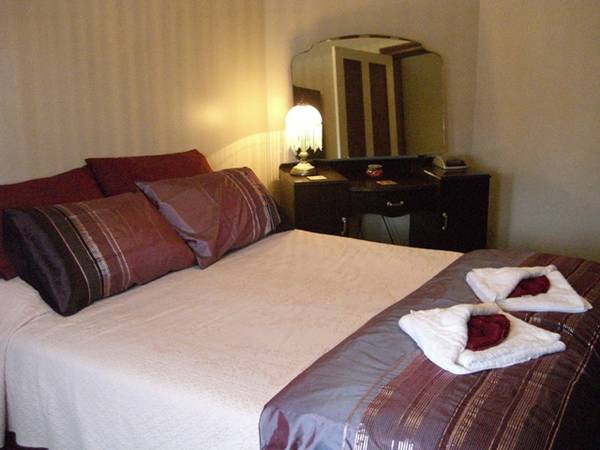 THREE HOUSES IN ONE. Picture 3