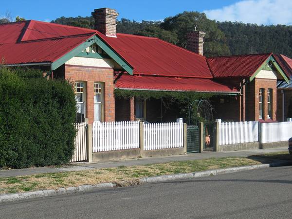 THREE HOUSES IN ONE. Picture 2