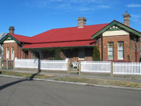 THREE HOUSES IN ONE. Picture 1