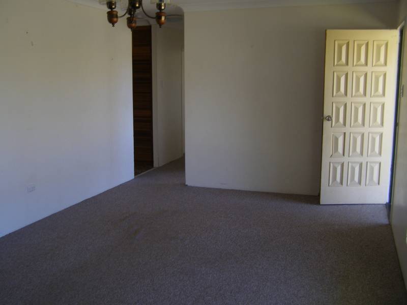 3 BEDROOM BRICK HOME IN TOWN Picture 3