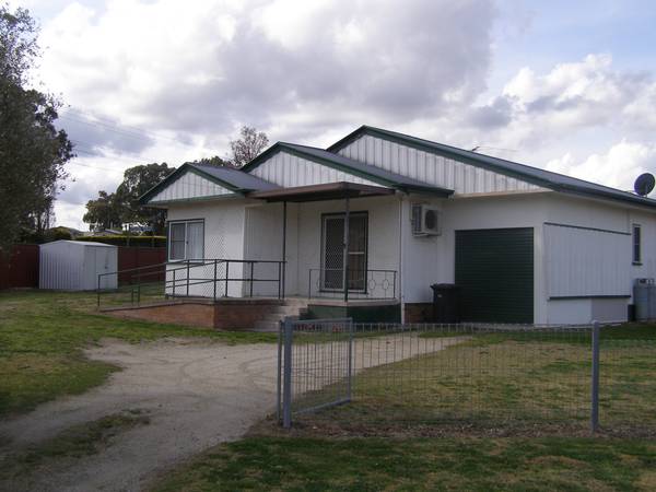 COMFORTABLE FAMILY HOME Picture 1