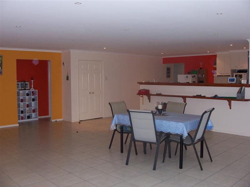 EXECUTIVE 4 BEDROOM HOME WITH OFFICE Picture 2