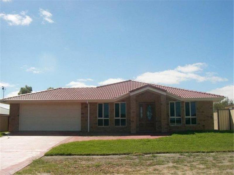 EXECUTIVE 4 BEDROOM HOME WITH OFFICE Picture 1