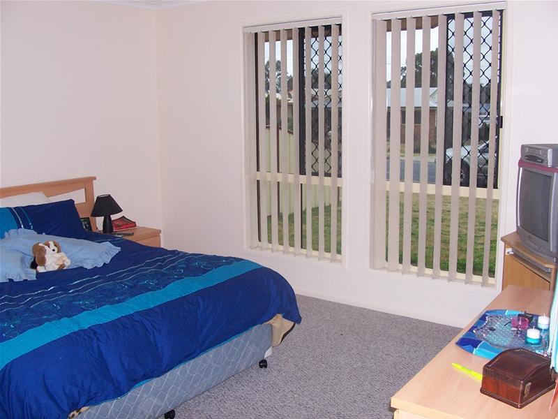 EXECUTIVE 4 BEDROOM HOME WITH OFFICE Picture 3