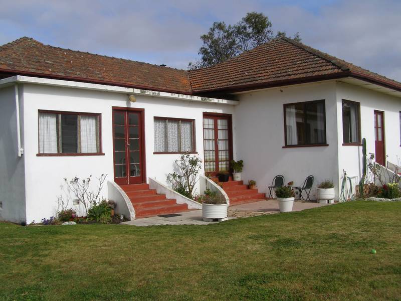 LARGE FAMILY HOME Picture 1