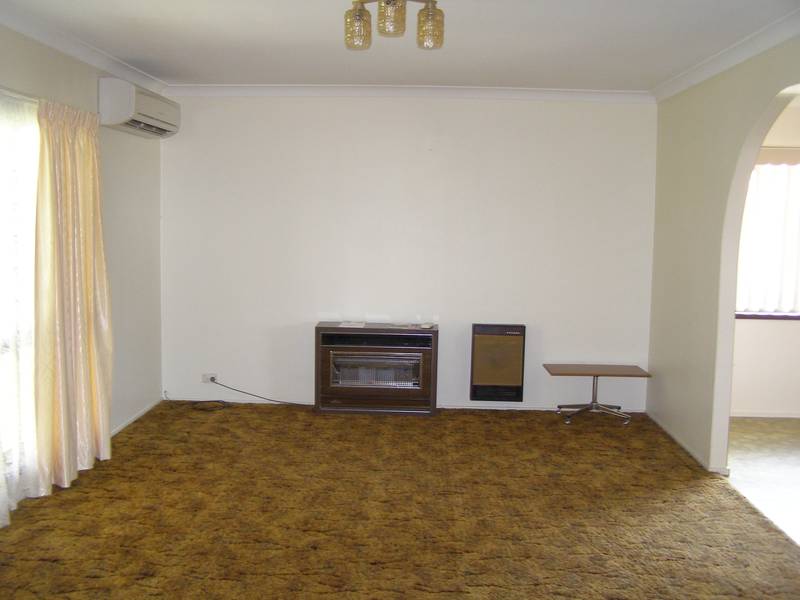 COMFORTABLE BRICK FAMILY HOME Picture 3