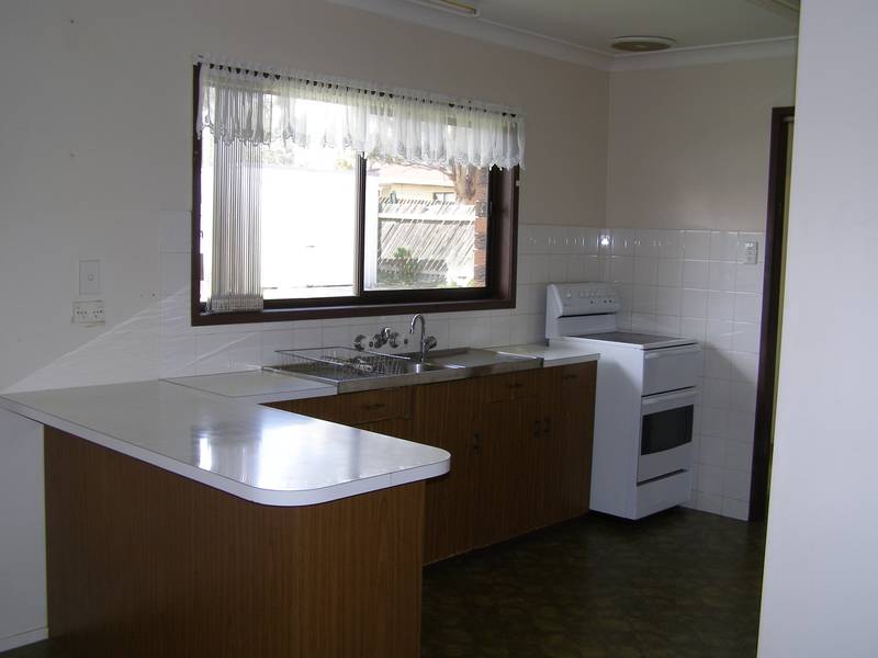 COMFORTABLE BRICK FAMILY HOME Picture 2