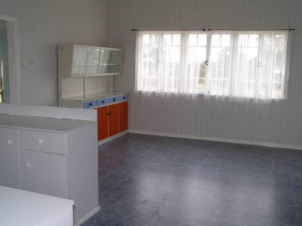 COMFORTABLE FAMILY HOME Picture