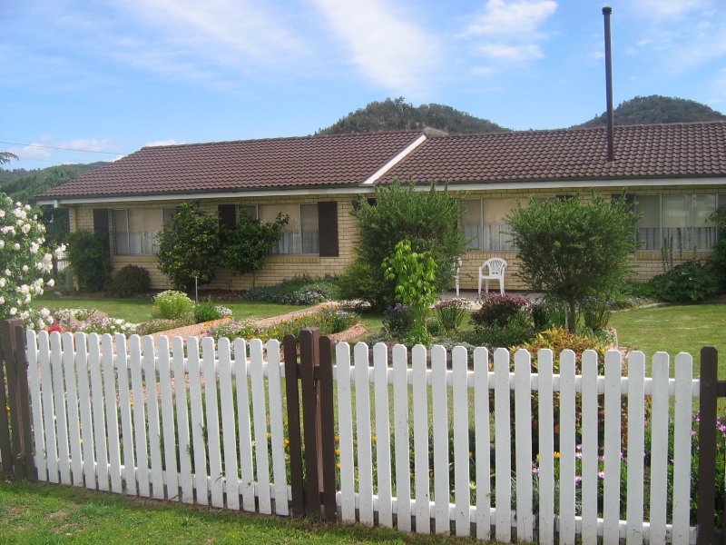 4 BEDROOM BRICK HOME - FULLY FENCED Picture 1