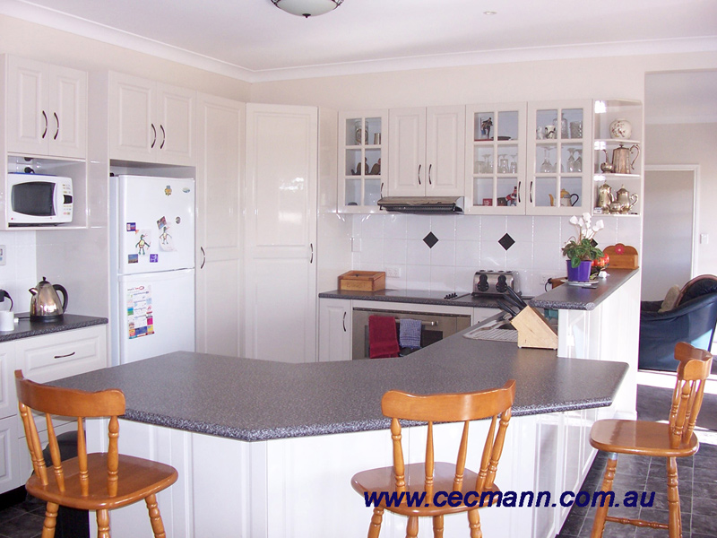 SPACIOUS FAMILY LIVING Picture 2